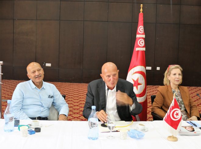 Ahmed Néjib Chebbi entouré de Ridha Belhaj et Selma Elloumi, dirigeants du parti Amal