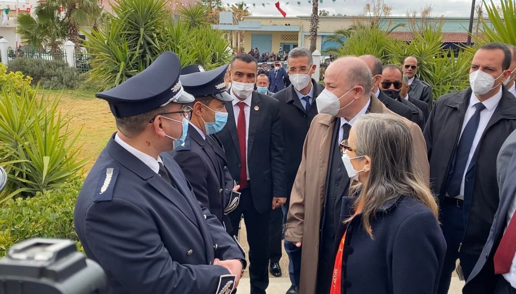 Le ministre de l'Intérieur, Taoufik Charfeddine, accompagne Nejla Bouden...