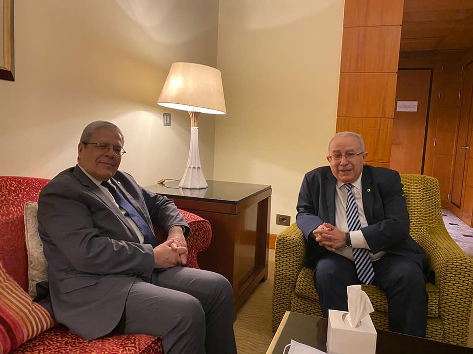 Les ministres des Affaires étrangères tunisien et algérien au Caire.