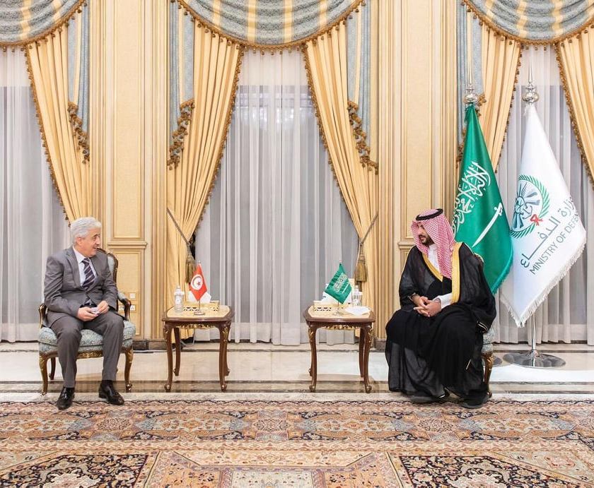 Le ministre de la Défense, Imed Mémiche, reçu par le vice-ministre de la Défense saoudien.