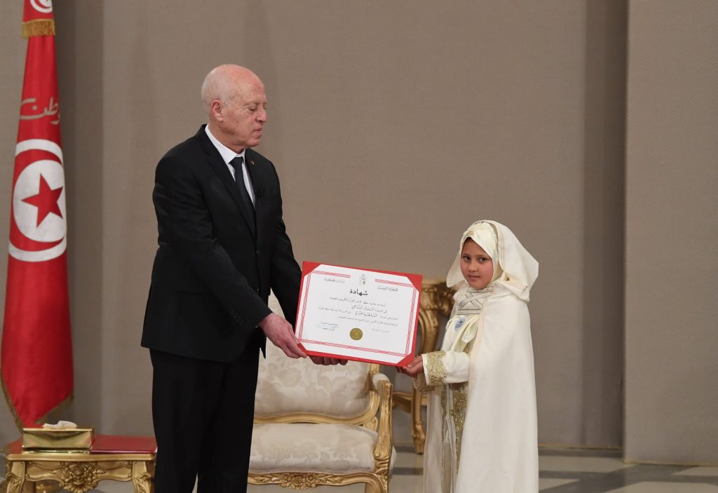 Kaïs Saïed remet un prix à la petite lauréate pour avoir emporté la compétition de récitation du Coran...