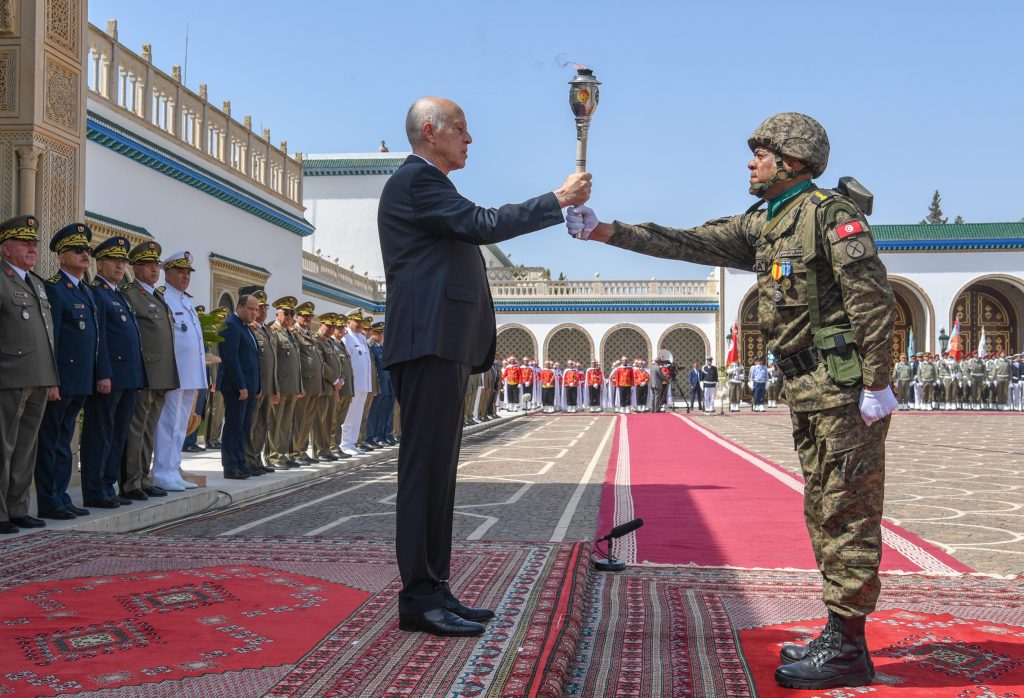 Le chef suprême des forces armées reçoit le flambeau du 66ème anniversaire de la création de l'armée...