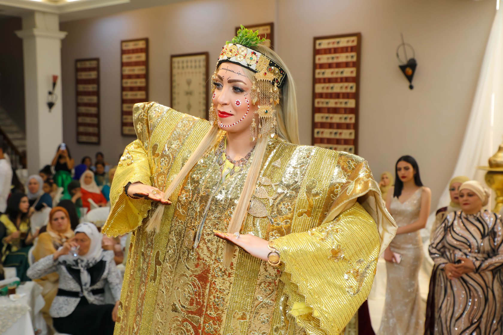 Tenue traditionnelle 2025 tunisienne henna