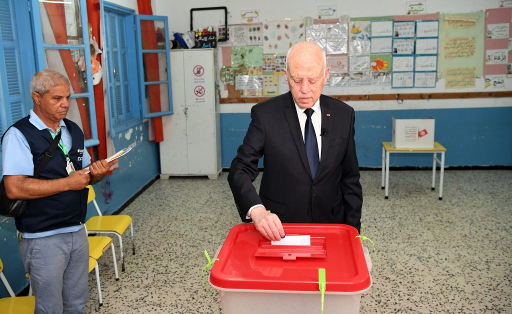 Kaïs Saïed en train de voter ce matin, lundi 25 juillet 2022, au bureau de vote Ennasr 1.