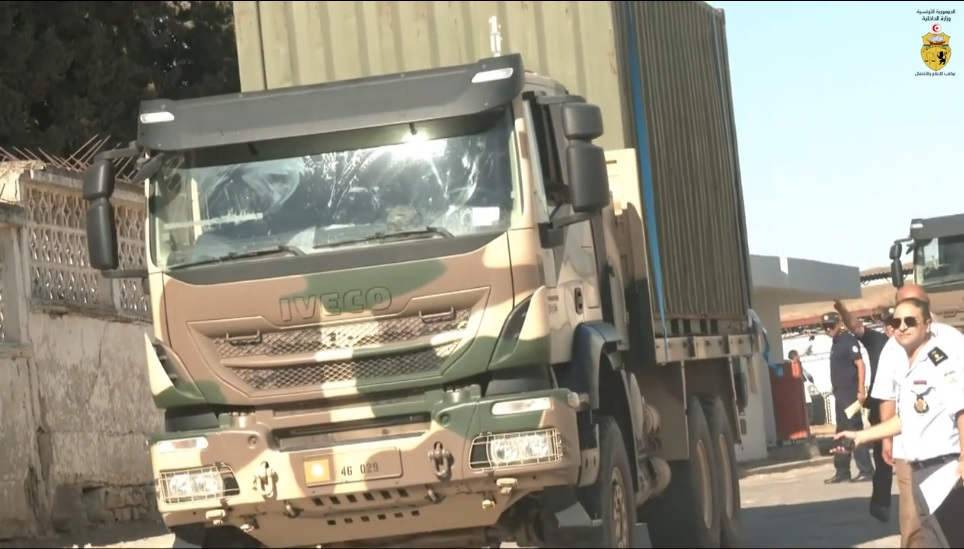 Un camion de l'armée nationale assure le transfert du matériel électoral aux centres régionaux de l'ISIE.