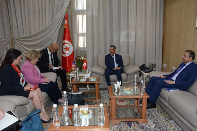 La sous-secrétaire d'Etat US accompagnée de la chargée d'affaires de l'ambassade américaine en Tunisie, reçues par le ministre de l'Intérieur.