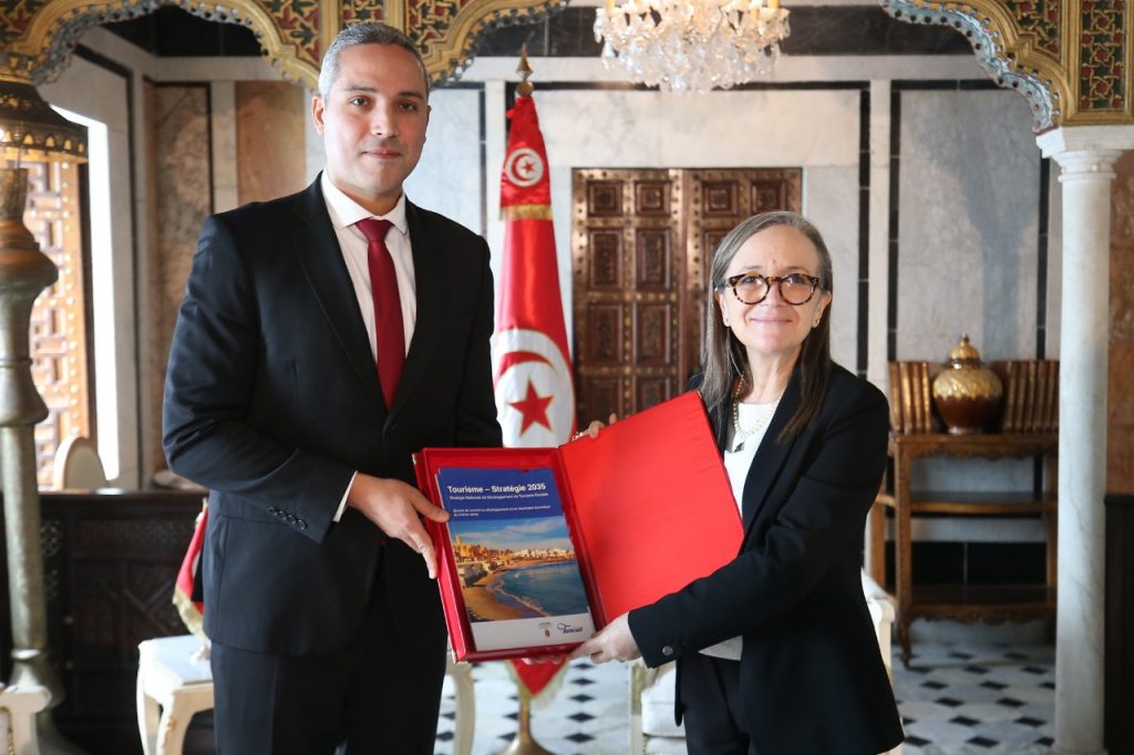 Le ministre du Tourisme, Moez Belhassine, présente à Najla Bouden la stratégie nationale du Tourisme 2035.