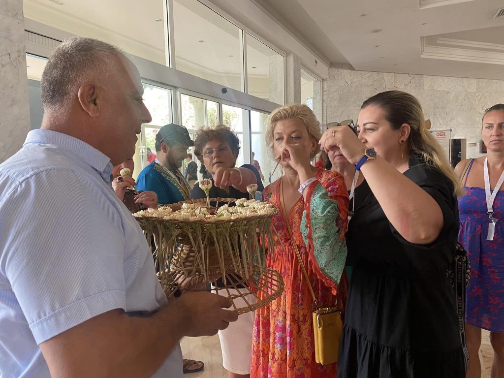 Des jasmins offerts aux voyagistes roumains accueillis à Sousse.