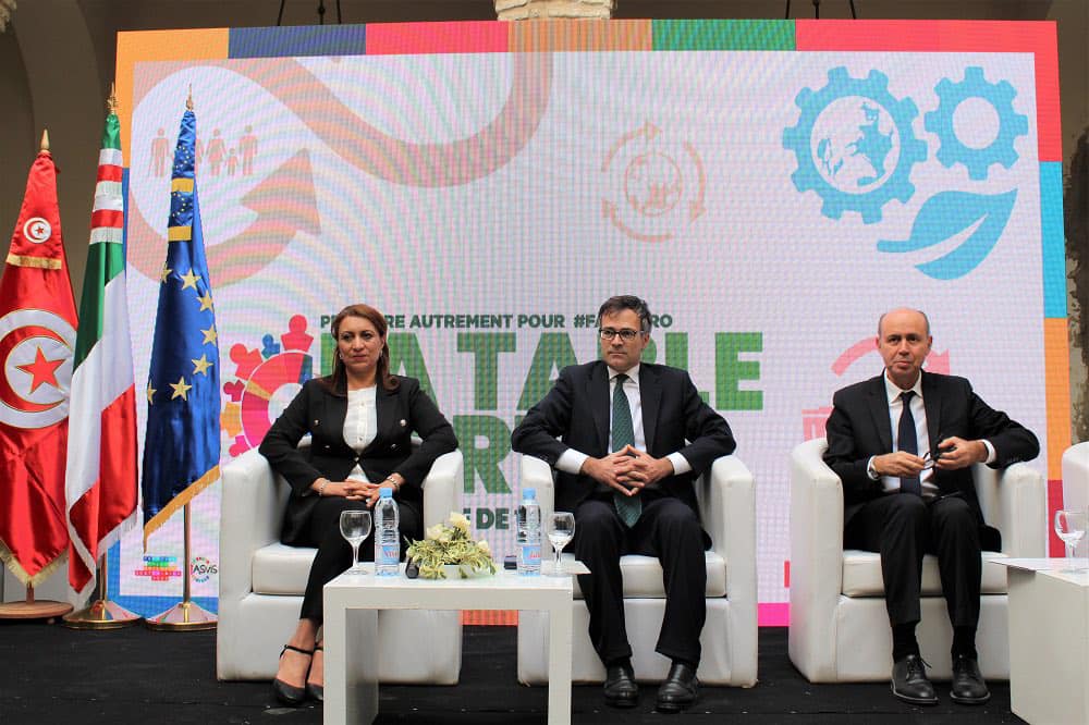  Vue de la conférence "Table Verte", de gauche à droite : la maire de Tunis, l'ambassadeur d'Italie et le ministre de l'Agriculture.