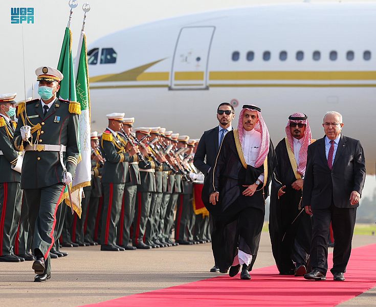 Le ministre des Affaires étrangères saoudien à son arrivée à Alger, pour participer au sommet arabe.