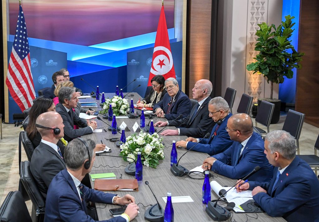 Séance de travail entre Kaïs Saïed et la délégation l'accompagnant et le Secrétaire d'Etat américain, Antony Blinken, le mercredi 14 décembre à Washington.