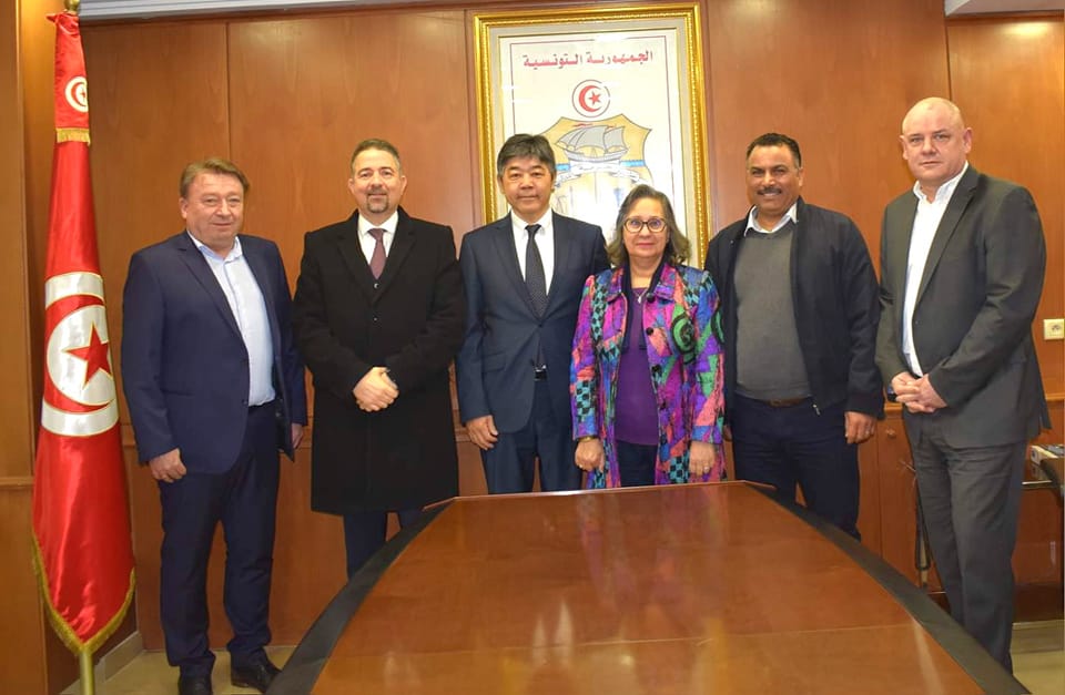 La ministre de l'Industrie entourée par les responsables du groupe nippon, implanté à travers trois filiales en Tunisie.