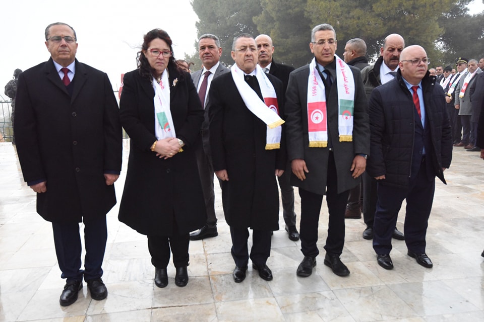 Les deux délégations tunisienne et algérienne se recueillent à la mémoire des martyrs. 