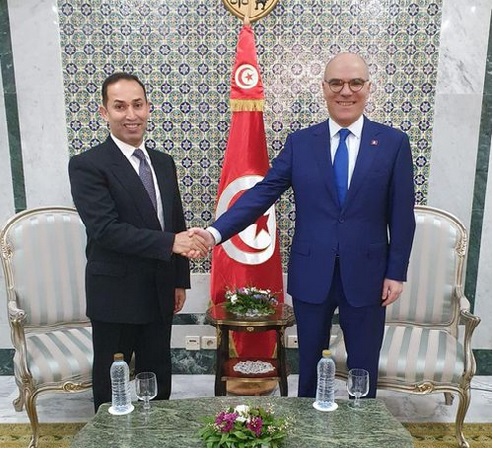 Poignée de main entre le ministre des Affaires étrangères et l'ambassadeur de Jordanie à Tunis...