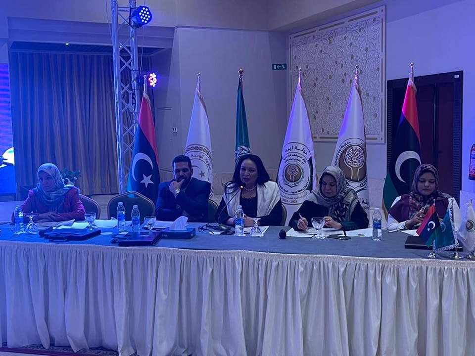 Amel Belhaj Moussa présidant une séance, en marge de la tenue de la conférence sur la condition de la femme arabe à Tripoli.