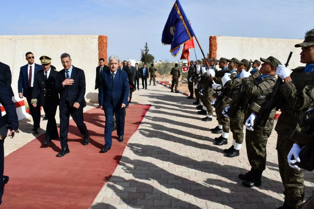 Les ministres de la Défense nationale et de l'Intérieur  saluant les forces militaires à Ben Guerdane. 