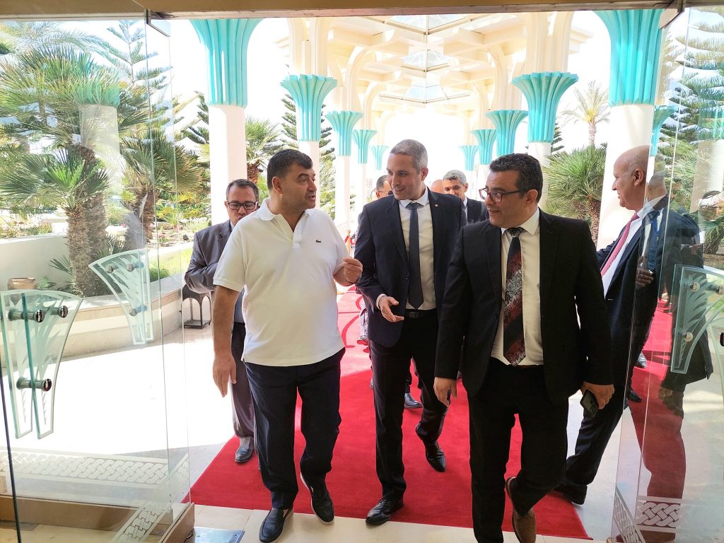 Le ministre du Tourisme rencontre à Djerba René Trabelsi, l'un de ses prédécesseurs et originaire de la région.