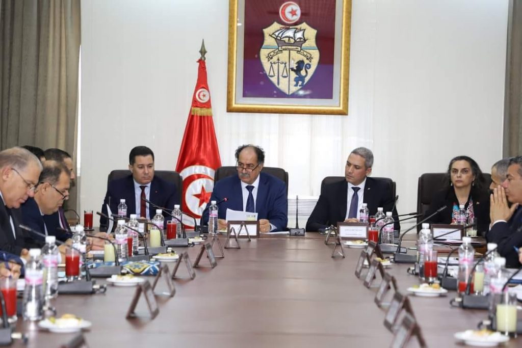 Quatre ministres se réunissent au ministère de l'Intérieur pour régler les problèmes en instances liés à la saison touristique et au retour des Tunisiens de l'étranger...