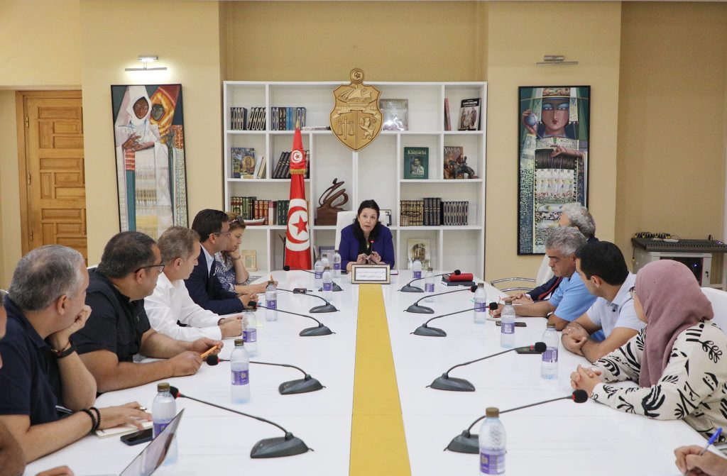 Vue de la réunion de la ministre des Affaires culturelles avec les comités directeur des festivals de Hammamet et de Carthage...