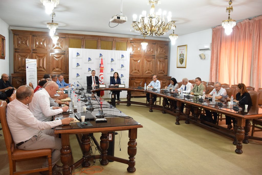 Vue de la séance de travail au ministère de l'Equipement...