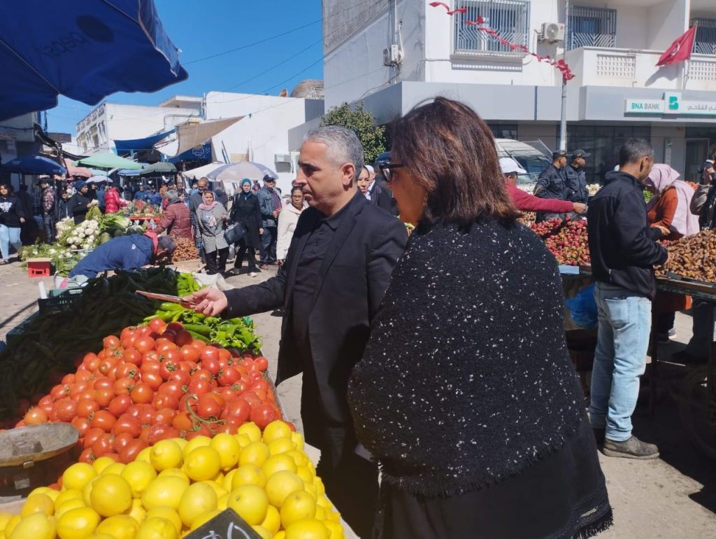 La ministre du Commerce inspecte les étals des fruits et légumes...