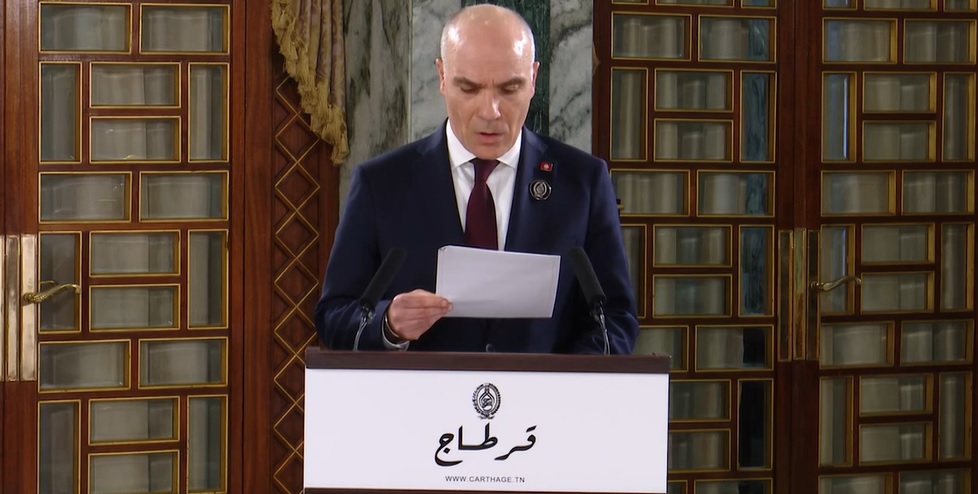 Le ministre des Affaires étrangères, donnant lecture de la déclaration finale des trois dirigeants à l'issue de leur première réunion de concertation de Tunis...